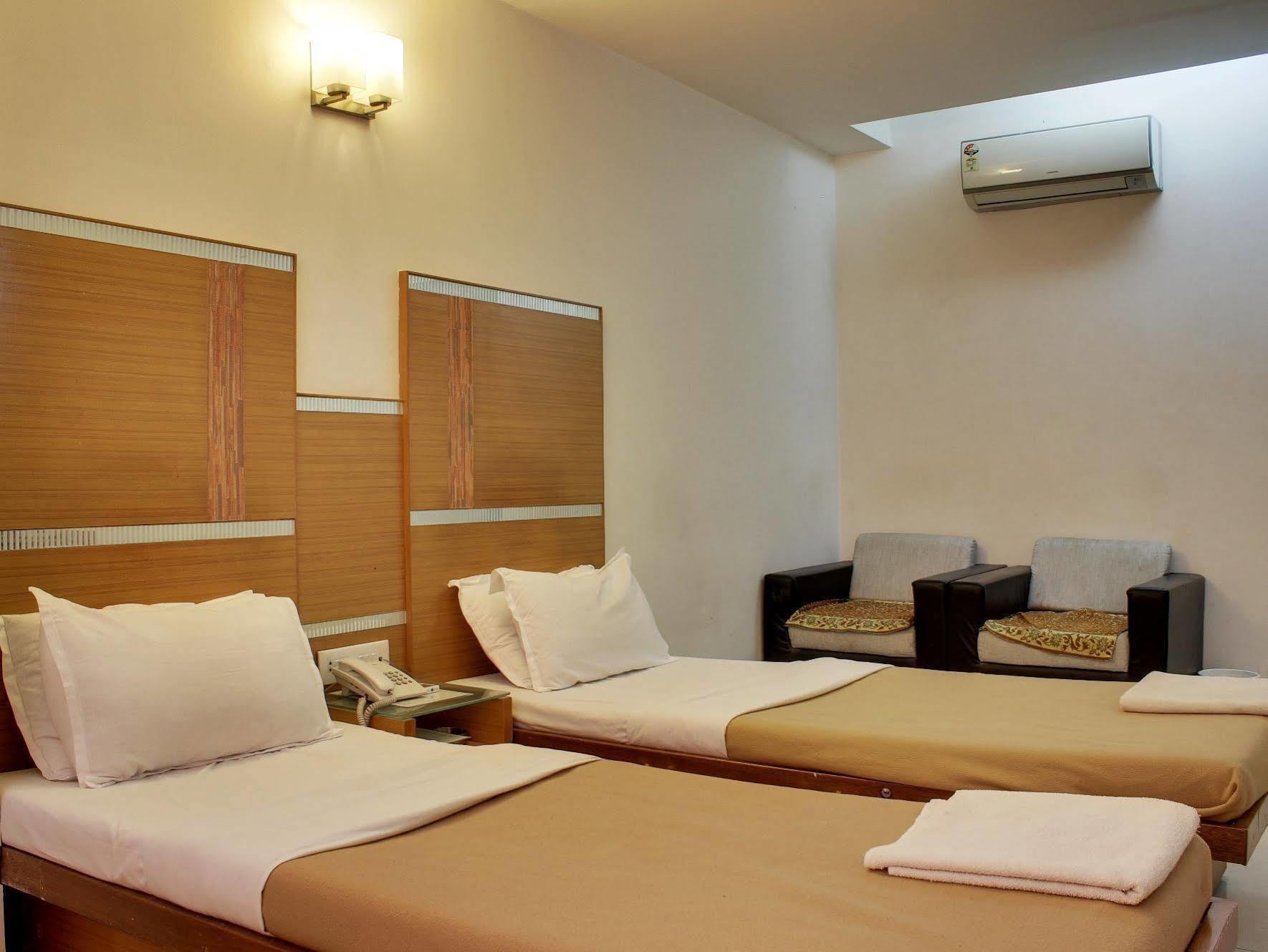 Fabhotel Kadamb Inn Ahmedabad Exterior photo